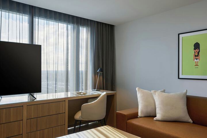 Room 32 of 79