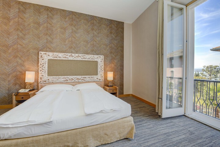 Room 30 of 164