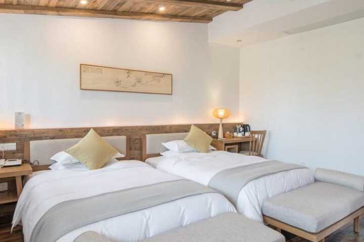 Room 11 of 28