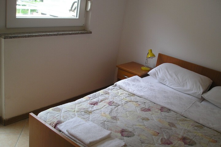Room 8 of 33