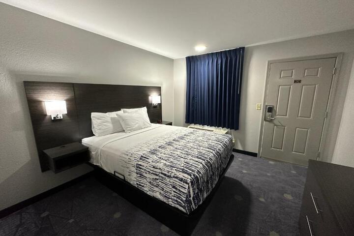 1 Queen Bed (4 of 14)