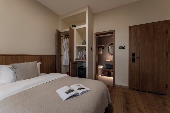 Room 8 of 82