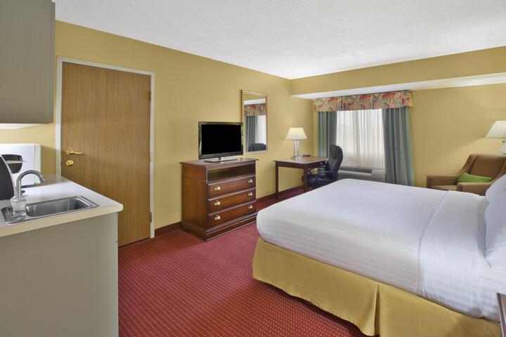 1 King Bed (5 of 7)