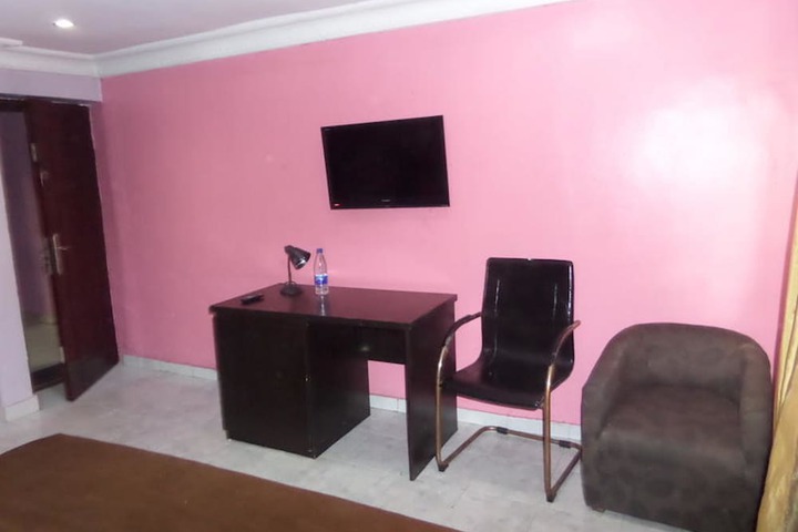Room 6 of 13
