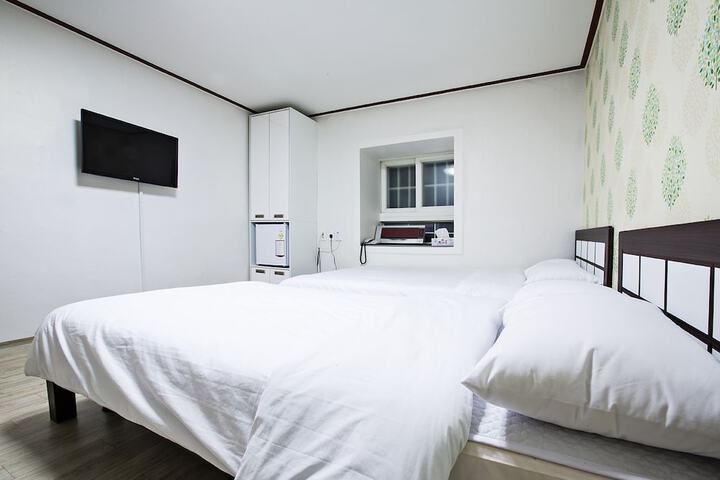 Room 7 of 42