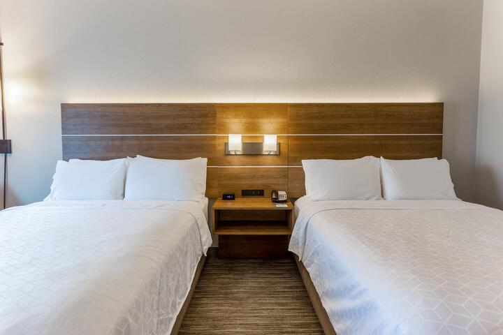 2 Queen Beds (5 of 11)
