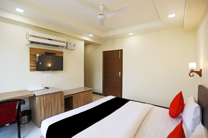 Room 11 of 24