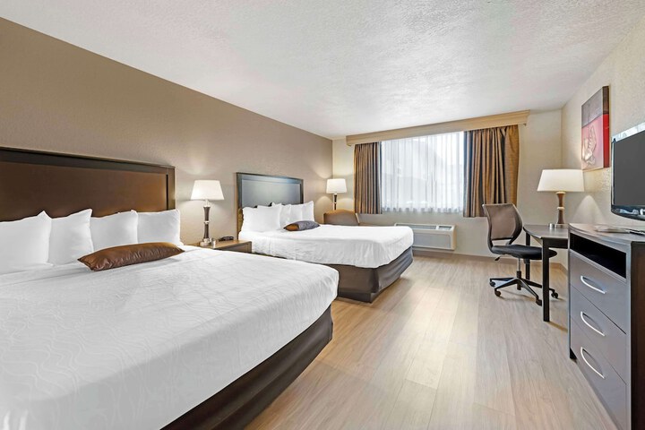 1 King Bed First Floor Microwave and Refrigerator WiFi Full Breakfast (10 of 26)