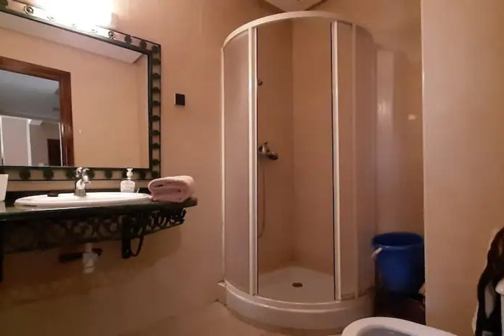 Room 10 of 18