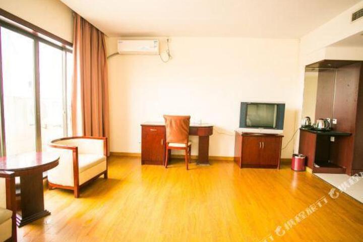 Donggang Business Hotel