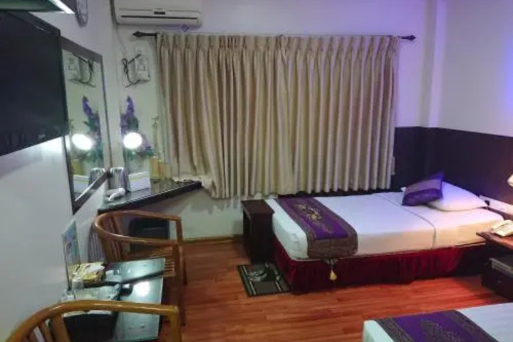 Room 4 of 11