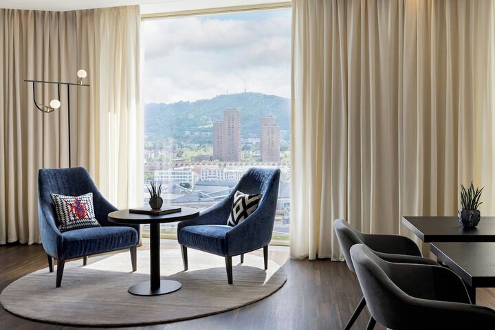 Lounge 81 of 104
