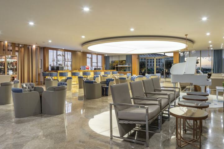 Lounge 107 of 152
