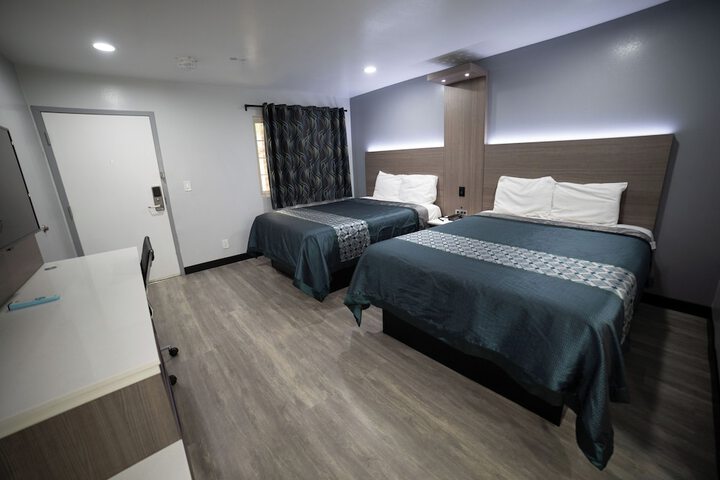 1 King Bed (5 of 8)