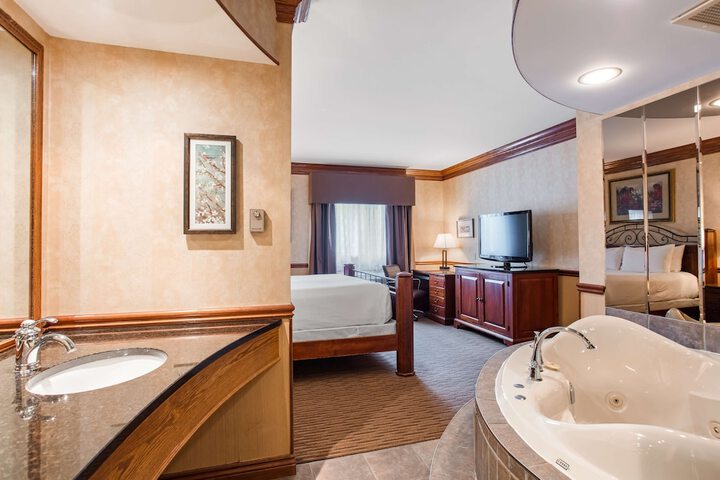 Suite 1 King Bed Second Floor Jetted Tub Fireplace Living Area Microwave and Refrigerator Full Breakfast (4 of 11)