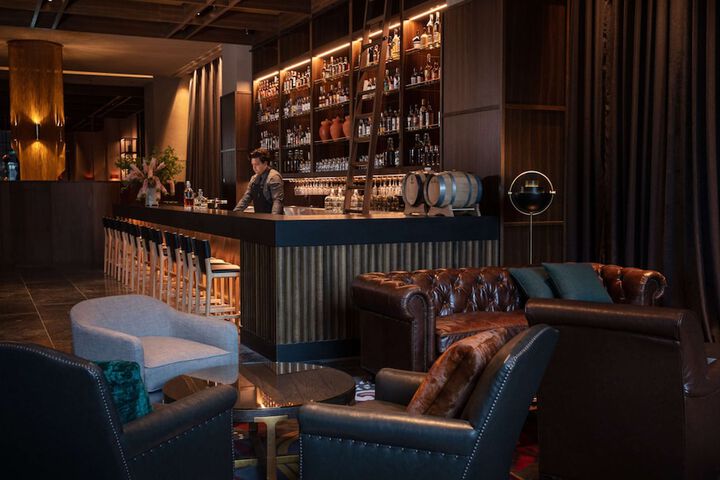 Lounge 74 of 85