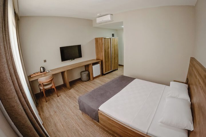 Room 9 of 13
