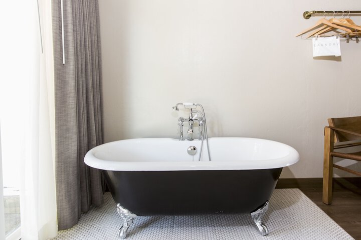 Deep soaking bathtub