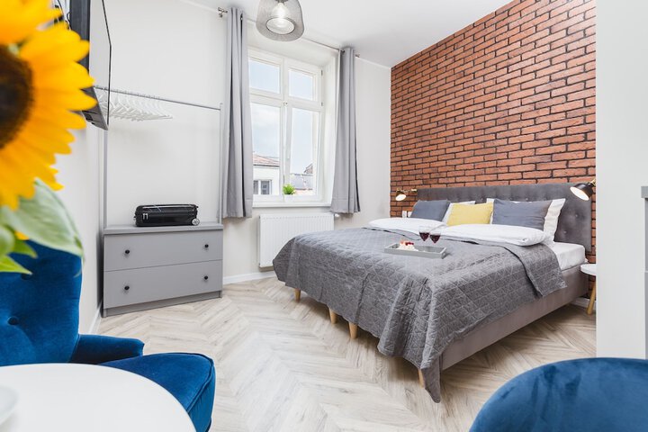 Room 9 of 28