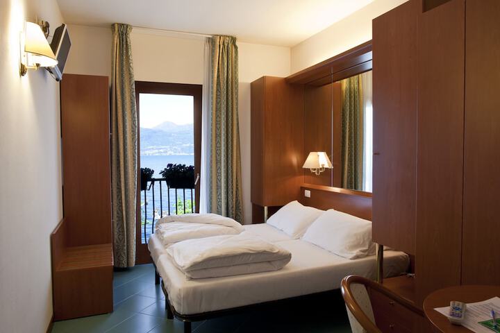 Room 2 of 20