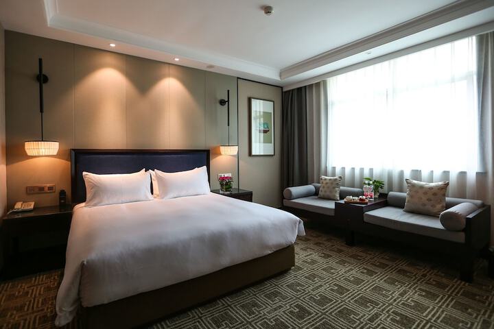 Room 10 of 37
