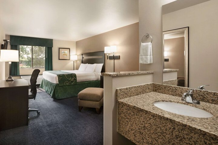 1 King Bed (5 of 6)