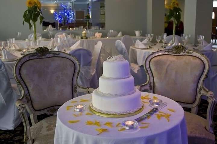 Ballroom/Hall 16 of 19