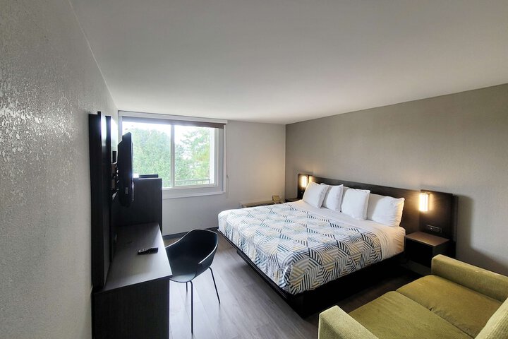 1 King Bed Accessible (5 of 8)