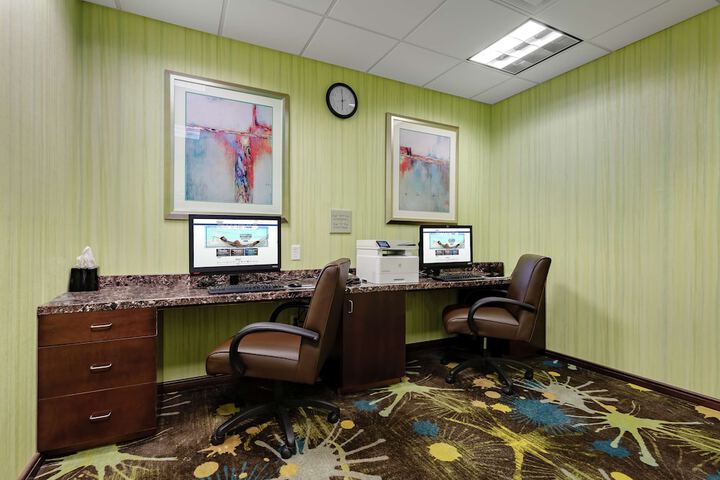 Business Center 32 of 34