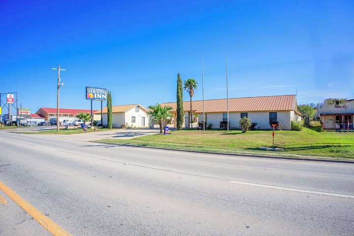 Pleasanton Executive Inn by OYO in Pleasanton, TX