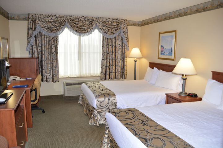 2 Queen Beds (9 of 10)