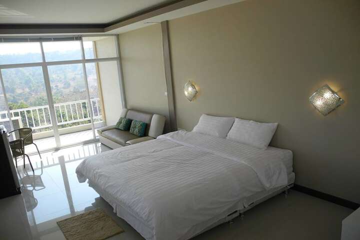Room 5 of 17