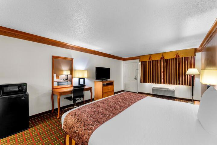 1 Queen Bed (2 of 12)