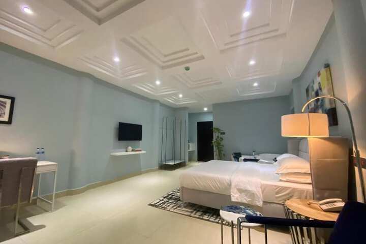 Room 6 of 33
