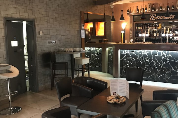Lounge 55 of 73