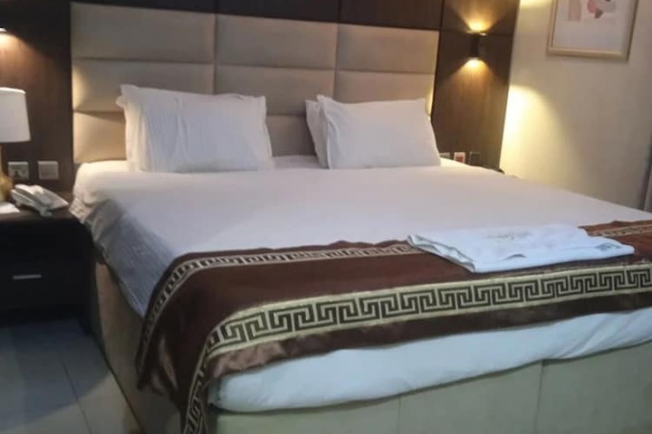 Room 5 of 10