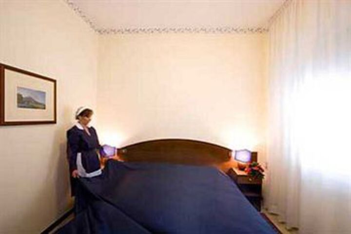 Room 6 of 26