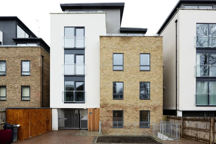 Contemporary Holiday Home in London With Patio
