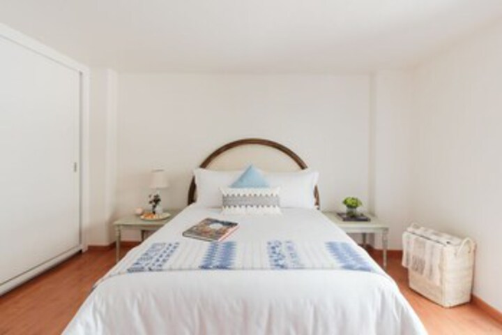 Room 5 of 32