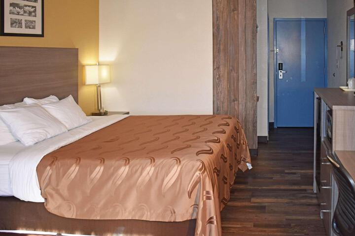 1 King Bed (3 of 18)