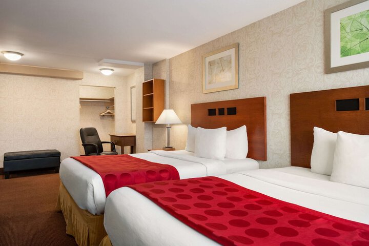 Quadruple Queen Size Bed (10 of 13)