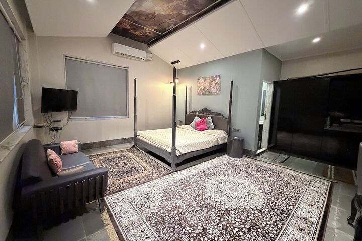 Room 8 of 30