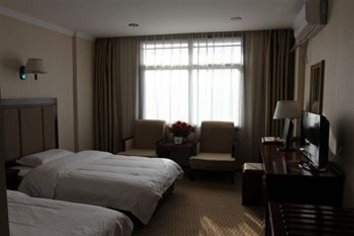 Room 7 of 12