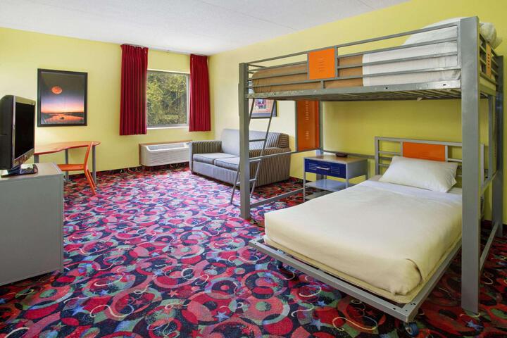 1 King Bed (4 of 17)