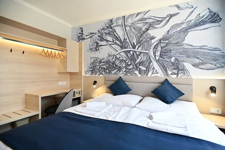 Room 8 of 19