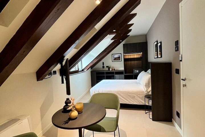 Room 16 of 106