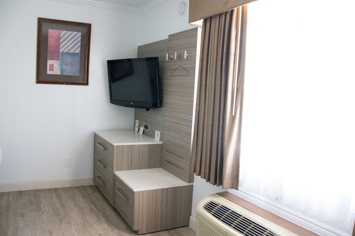 Double Deluxe King Bed (5 of 14)
