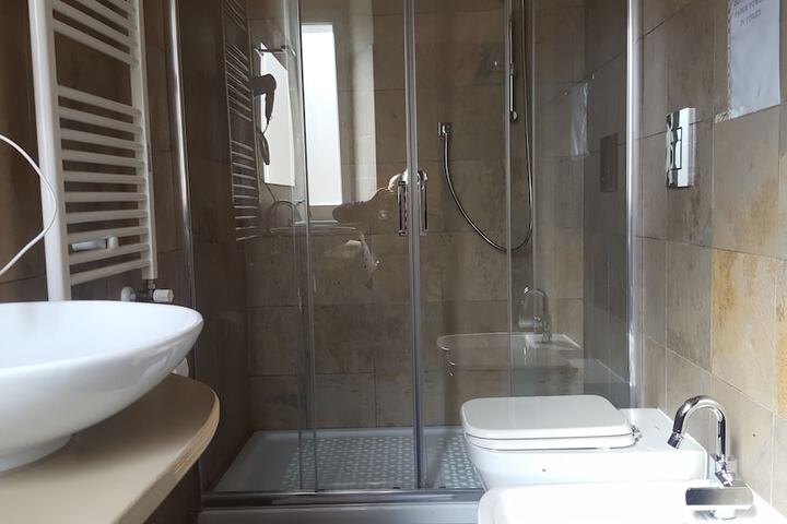Room 10 of 16