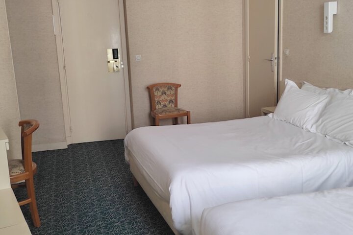 Room 33 of 86