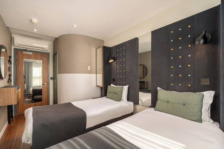 Room 25 of 47